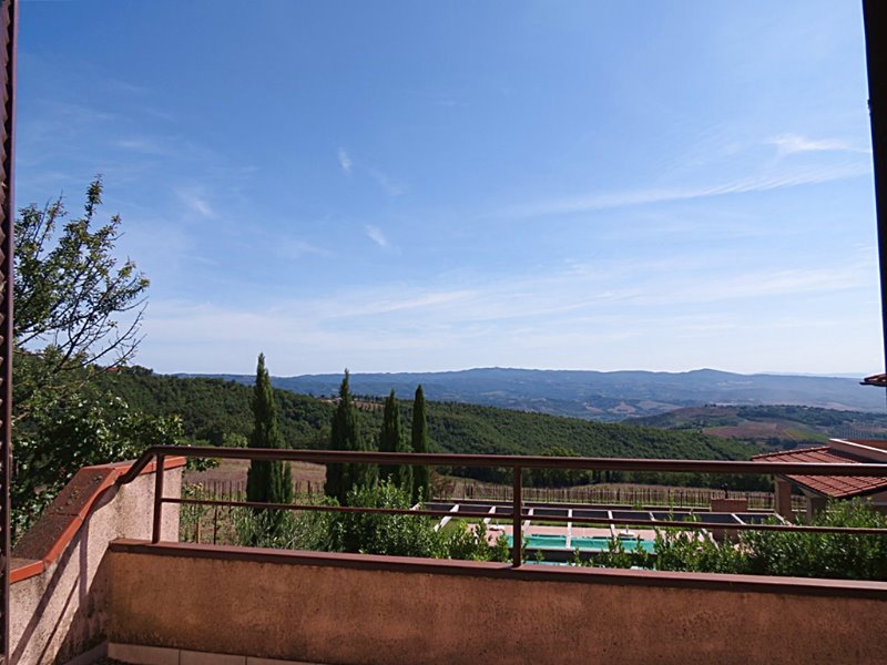 In posizione collinare, area residenziale urbanizzata.